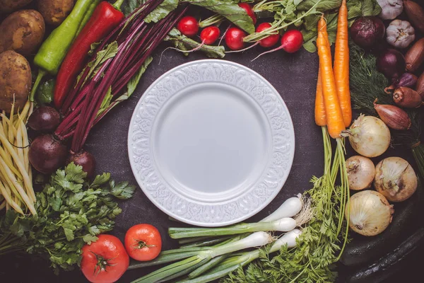 Legumes frescos com placa branca Mockup. Conceito de alimentação saudável com espaço de cópia. Vegan Raw Food . — Fotografia de Stock