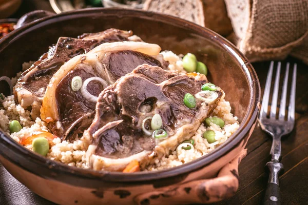 Costeletas de lombo de cordeiro torrado com soja e Couscous em prato rústico — Fotografia de Stock
