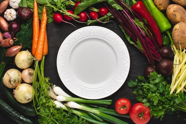 Mockup vazio da placa branca com legumes frescos. Comida crua vegetariana. Conceito de alimentação saudável com espaço de cópia . — Fotografia de Stock