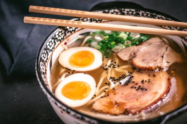 濃い背景に豚肉、卵、スカリオンを使った日本のラーメンスープのうどん — ストック写真