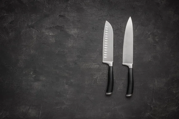 Koyu arka planda şef ve Santoku bıçağı