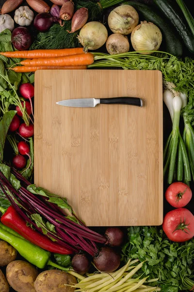 Küçük mutfak bıçak ahşap kesme kurulu taze sebzeler ile. Vegan ham gıda. Sağlıklı yeme konsepti.