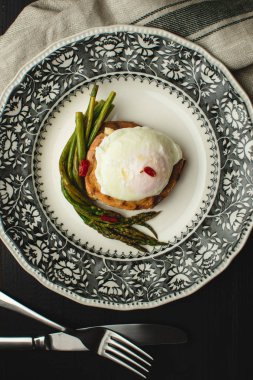 Haşlanmış Yumurta ve Haşlanmış Yeşil Kuşkonmaz ile Tost