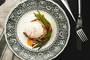 Haşlanmış Yumurta ve Haşlanmış Yeşil Kuşkonmaz ile Tost