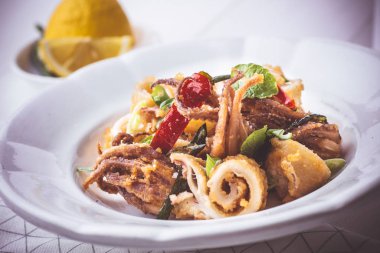 Rustik Beyaz Tabakta Chili Pepper ile Kızarmış Kalamar Kalamar