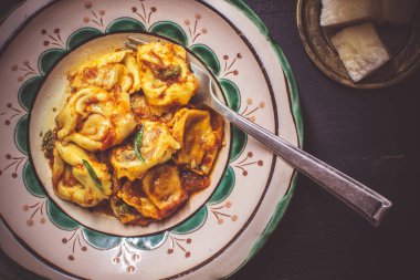 Rustik Tabakta Domates Soslu Tortellini, Mozzarella Peyniri ve Fesleğen