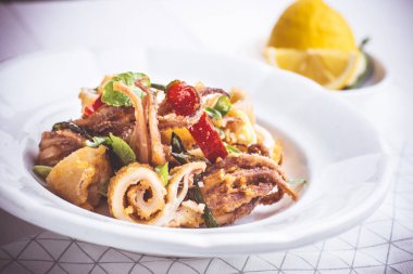 Rustik Beyaz Tabakta Chili Pepper ile Kızarmış Kalamar Kalamar