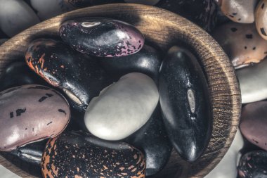 Koyu Arka Plan Üzerine Organik Fasulye ve Rustik Tahta Kaşık