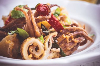 Rustik Beyaz Tabakta Chili Pepper ile Kızarmış Kalamar Kalamar