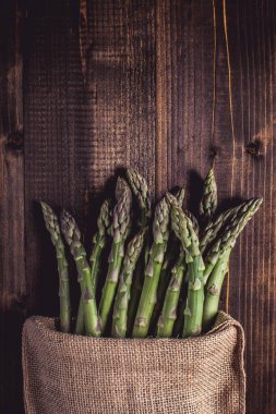 Juta Torbası 'nda çiğ organik kuşkonmaz Karanlık Orman Arkaplanı