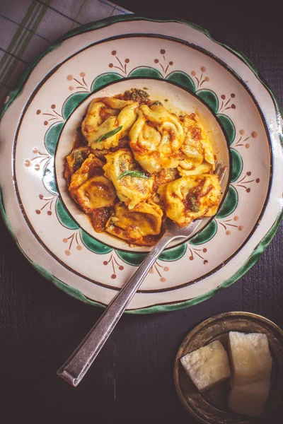 Tortellini with Tomato Sauce, Mozzarella Cheese and Basil on Rustic Plate — Stock Photo, Image