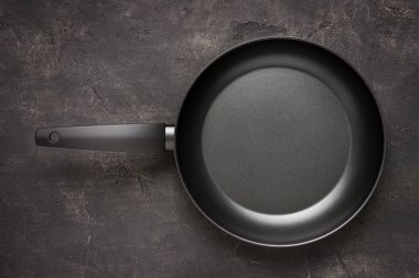 Koyu Taş Yüzeyde Boş Kızartma Tavası Siyah