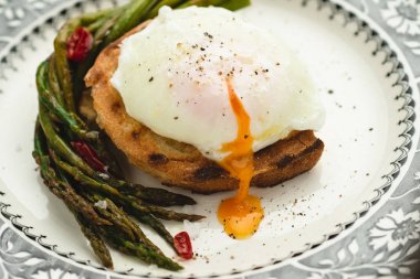 Haşlanmış Yumurta ve Haşlanmış Yeşil Kuşkonmaz ile Tost