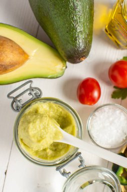 Vegan Çiğ ve Sağlıklı Taze Gıda Kavramı. Organik Yeşil Avokado Spread Guacamole Kavanozda.