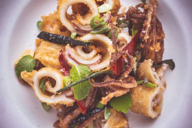 Rustik Beyaz Tabakta Chili Pepper ile Kızarmış Kalamar Kalamar