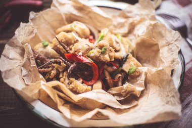 Rustik Plaka Kırmızı Sıcak Biber ile Kalamar Kalamar Kalamar