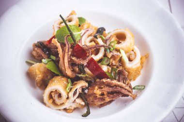 Rustik Beyaz Tabakta Chili Pepper ile Kızarmış Kalamar Kalamar