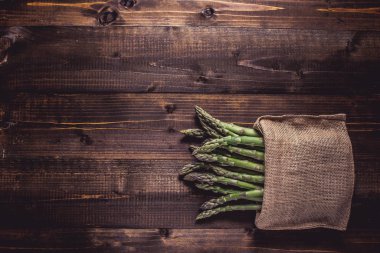 Juta Torbası 'nda çiğ organik kuşkonmaz Karanlık Orman Arkaplanı