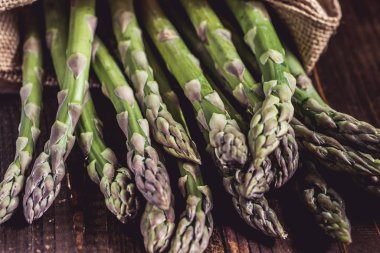 Juta Torbası 'nda çiğ organik kuşkonmaz Karanlık Orman Arkaplanı