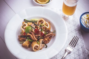 Rustik Beyaz Tabakta Chili Pepper ile Kızarmış Kalamar Kalamar