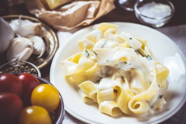Krem Peynirli ve Fesleğen Soslu Geleneksel İtalyan Alfredo Makarna Tabağı