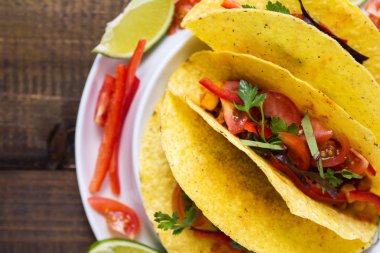 Kıyma ve Sebzeli Taco. Sağlıklı Meksika Yemekleri.