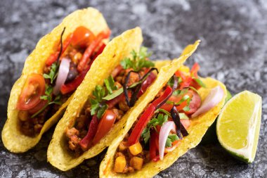 Taş Arka Planda Kabuklarda Üç Domuz Tacosu