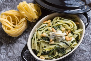 Yeşil Bebek Ispanak ile Makarna Tagliatelle, Gorgonzola Peynir ve