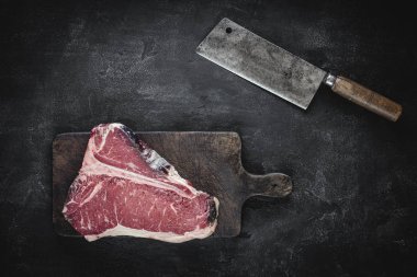 Et Cleaver ile Vintage Doğrama Kurulu Çiğ Kuru Yaşlı T-kemik Steak