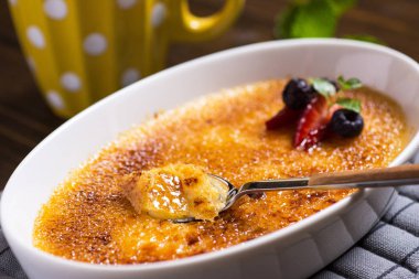Karamelize Şekerli Krem Brulee Tatlısı, Çilek, Blueber