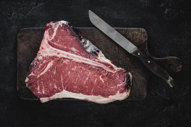Raw T-bone Steak Kuru Vintage Kesme Kurulu Üzerinde Izgara veya Barbekü için Yaşlı