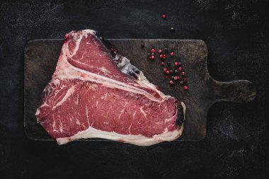 Raw T-bone Steak Kuru Vintage Kesme Kurulu Üzerinde Izgara veya Barbekü için Yaşlı
