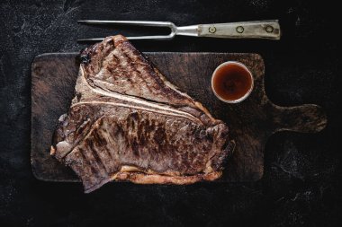 Vintage Kesme Kurulu Üzerinde Izgara Kuru Yaşlı T-bone Steak