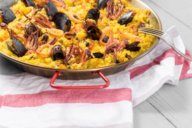 Rustik Ahşap Masa Geleneksel Tavada Deniz Ürünleri Paella