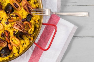 Rustik Ahşap Masa Geleneksel Tavada Deniz Ürünleri Paella