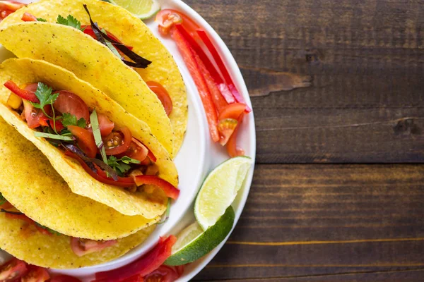 Тако з яловичиною та овочами. Здорова Мексиканська їжа. — стокове фото