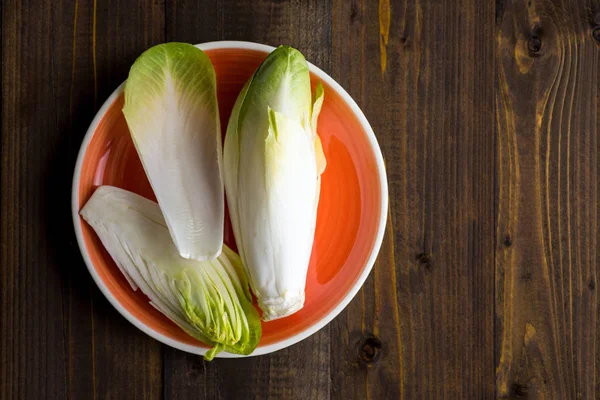 Salada de chicória fresca. Witloof cru alimentos orgânicos saudáveis . — Fotografia de Stock
