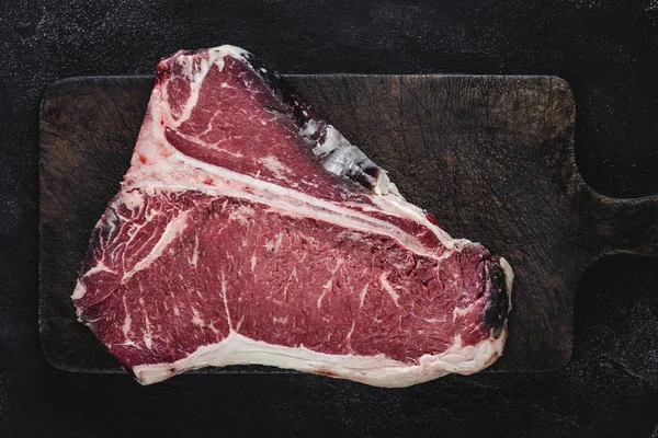 Raw T-bone Steak Kuru Vintage Kesme Kurulu Üzerinde Izgara veya Barbekü için Yaşlı