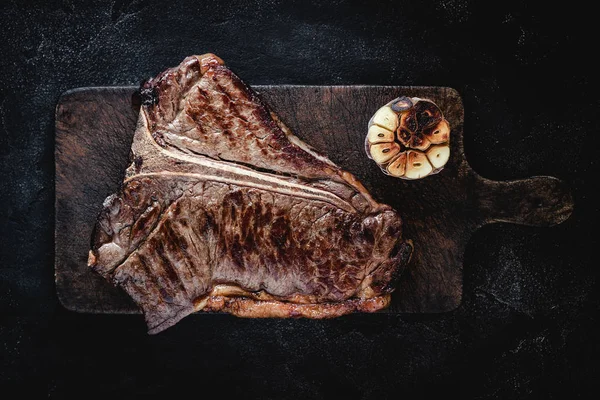 Vintage Kesme Kurulu Üzerinde Izgara Kuru Yaşlı T-bone Steak