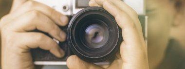 Vintage fotoğraf makinesi profesyonel fotoğrafçıların gibi tutan genç çocuk