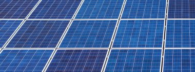 Kırmızı ev çatısında güneş panelleri. Güneş enerjisi arka plan.