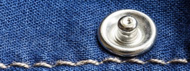 Kot doku perçin ve iplik ile kapatın. Mavi Denim kumaş arka plan.