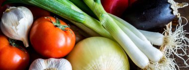 Koyu Ahşap Arka Plan Üzerinde Hasır Sepet Taze Organik Sebzeler