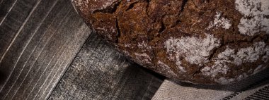 Koyu Ahşap Masa Arka Geleneksel Kepekli Çavdar Ekmeği