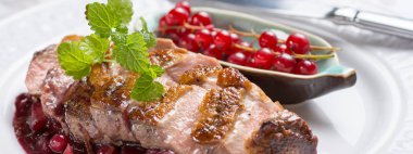 Kırmızı Şarap Soslu Elma ve Kırmızı Frenk Üzümü ile Kavrulmuş Ördek Göğsü