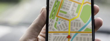 Cep Telefonu Aygıtı ve Ulaşım Konseptinde GPS Navigasyonu
