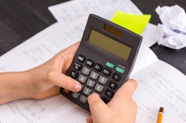 Matematik Dersi Sırasında Eylem Ellerde Hesap Makinesi. Schoo