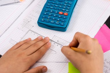 Beyaz Kağıt Üzerinde Cetvel Çizim ile Schoolboy Eller. Matematik C
