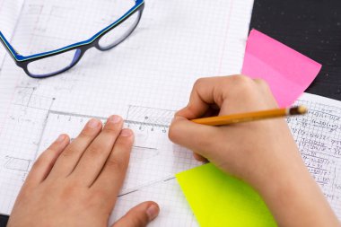 Beyaz Kağıt Üzerinde Cetvel Çizim ile Schoolboy Eller. Matematik C