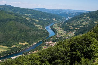 Tara Dağı Vadisi'ndeki Drina Nehri